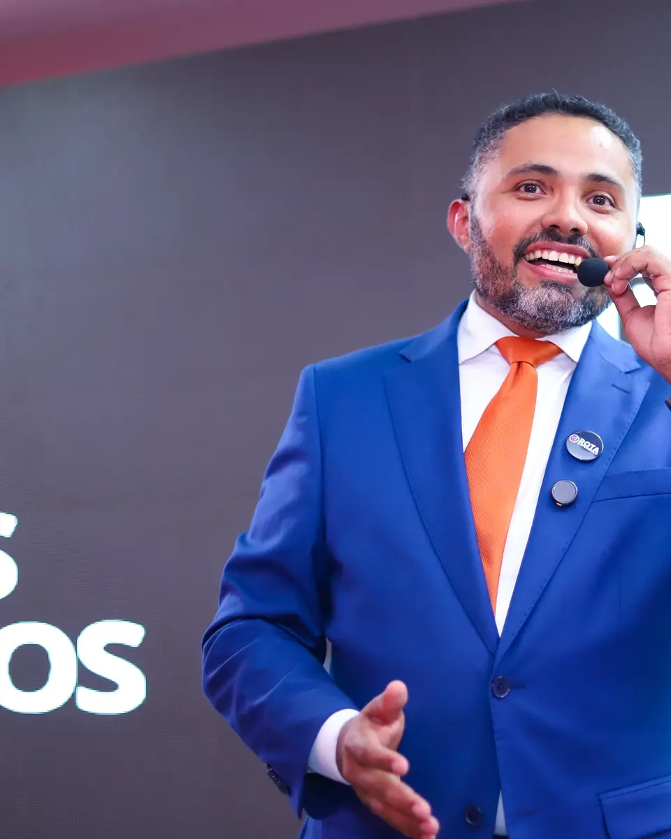 Dr. Fabilson Portela falando ao microfone durante a palestra